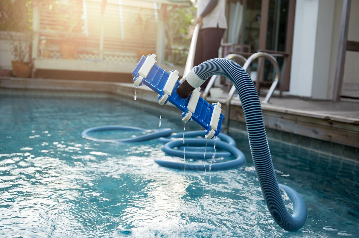 Robotic Pool Cleaner vs Suction Pool Cleaners - Which Should I Buy?